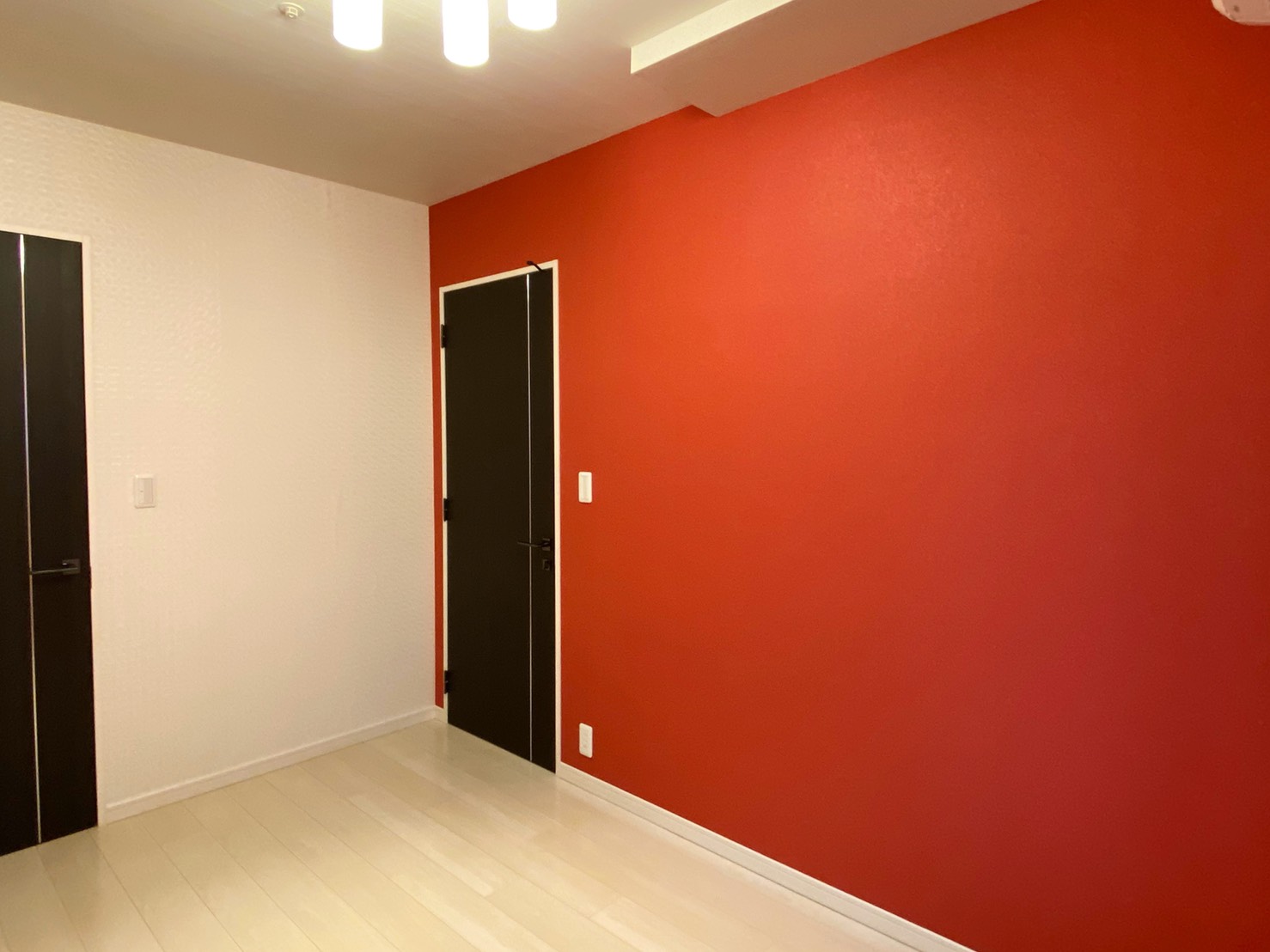 壁を真っ赤に張り替えました 東京マンションのアート インテリアデザインstudio Del Sol